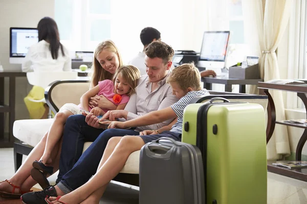 Familie kijken naar digitale Tablet — Stockfoto