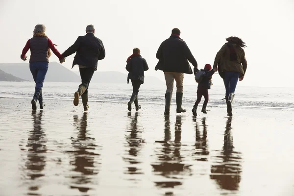 Spacer rodzinny po zimowej plaży — Zdjęcie stockowe