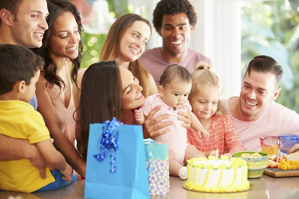 Familias celebrando el primer cumpleaños del niño — Foto de Stock