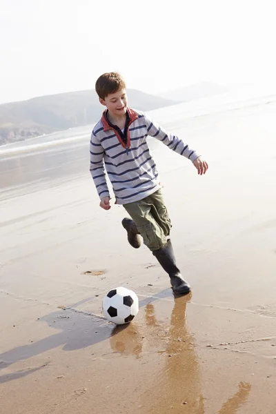 Garçon jouer au football — Photo