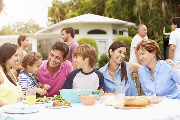 Família de várias gerações desfrutando da refeição — Fotografia de Stock