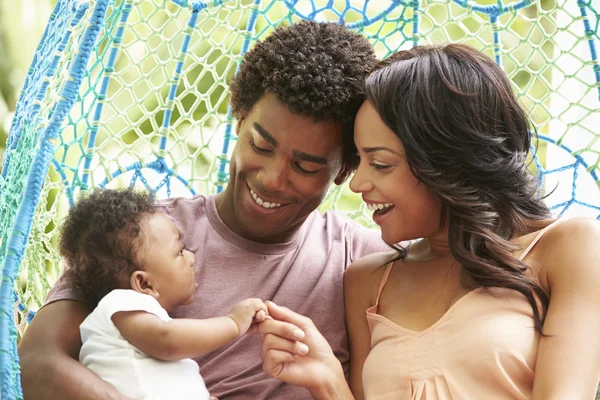 Famille avec bébé relaxant — Photo