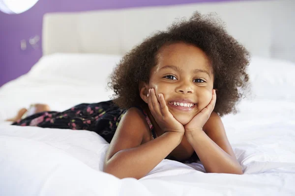 Leuk meisje liggend op bed — Stockfoto