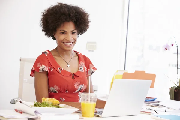 Femme travaillant dans le studio de design — Photo