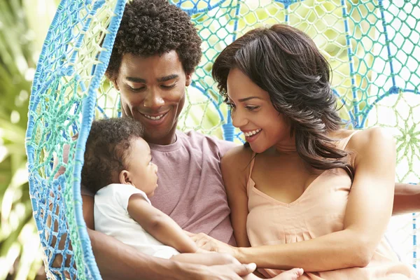 Famille avec bébé relaxant — Photo