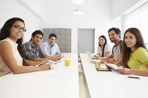 Reunião de designers para discutir novas ideias — Fotografia de Stock