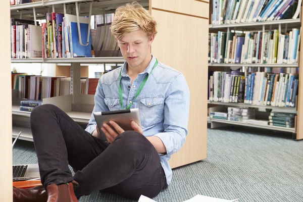 Étudiant masculin avec tablette numérique — Photo