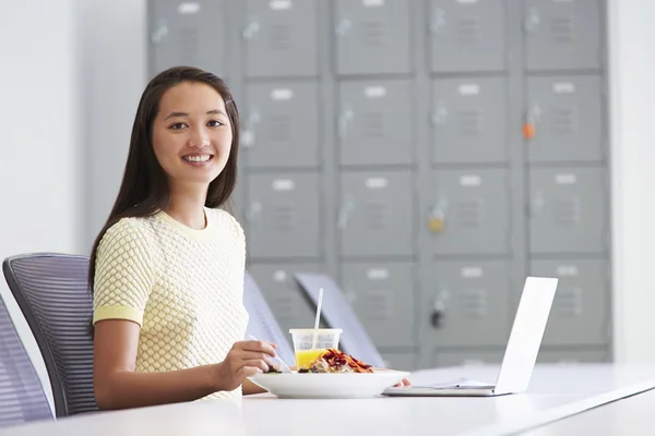 Frau arbeitet im Designstudio — Stockfoto