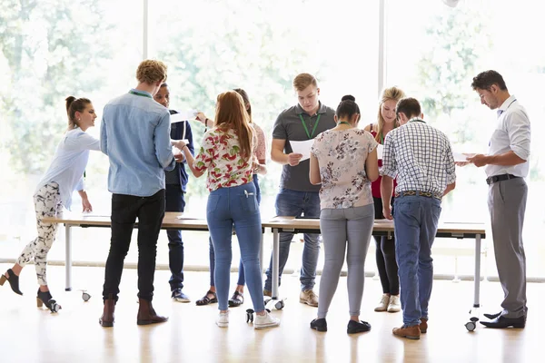 Enseignant avec les étudiants du collège — Photo