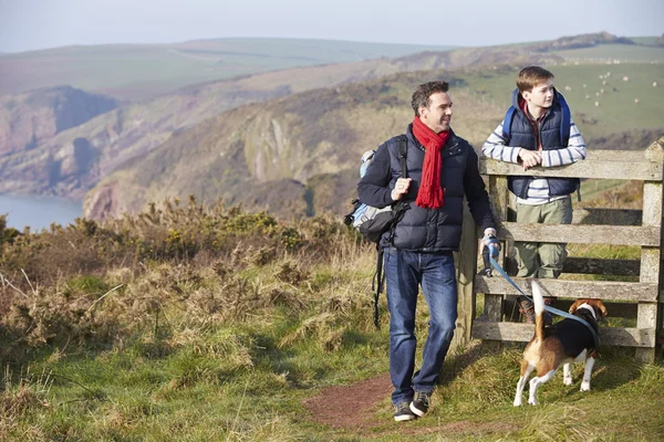 Padre e figlio con cane — Foto Stock