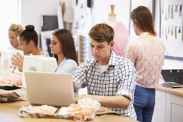 Studenti che studiano moda e design — Foto Stock