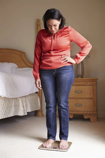 Надмірна вага жінки на вагах — стокове фото