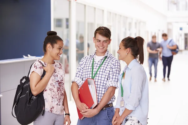 Studenti v chodbě — Stock fotografie