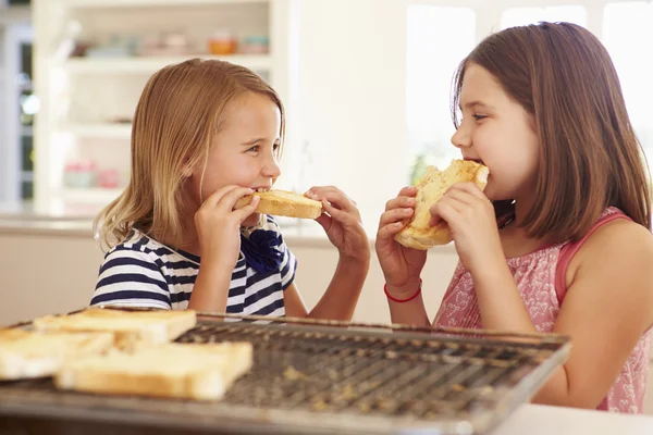 トーストにチーズを食べる女の子 — ストック写真