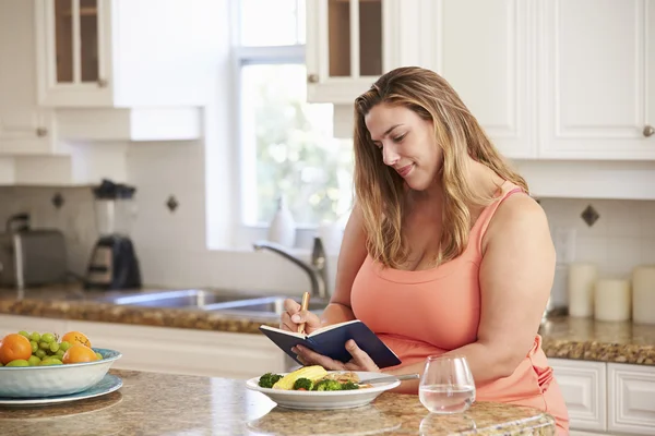 Mujer con sobrepeso a dieta —  Fotos de Stock