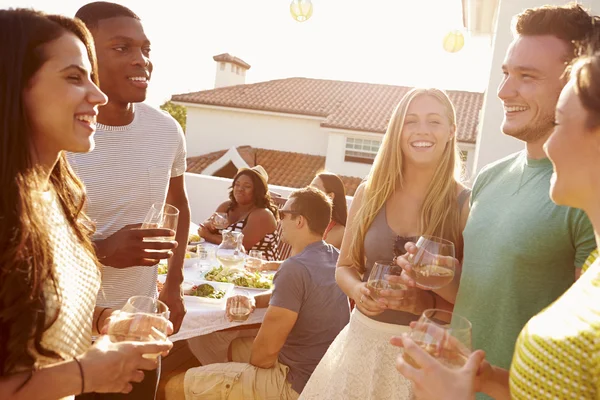 Mensen genieten van buiten zomer maaltijd — Stockfoto