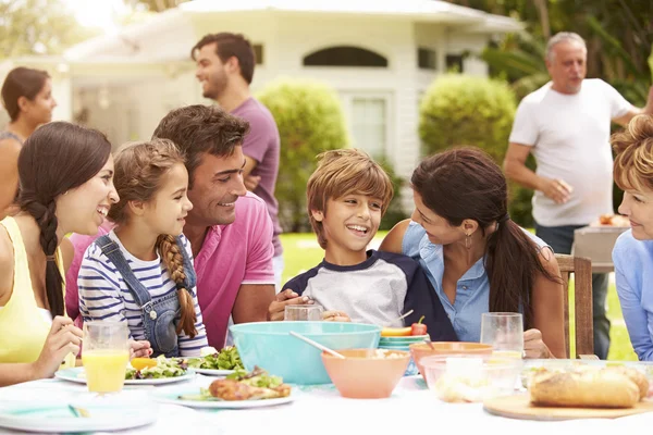 Famille multi-génération appréciant les repas — Photo