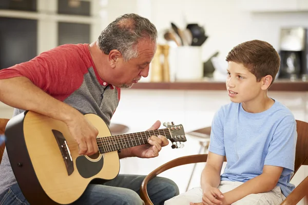 Avô e neto tocam guitarra — Fotografia de Stock