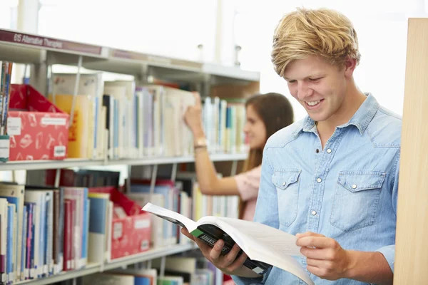 Estudiantes que estudian en la biblioteca — Foto de Stock