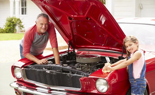 Grand-père et petite-fille avec voiture — Photo