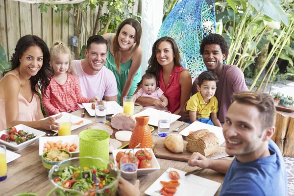 屋外の食事を楽しむ家族 — ストック写真