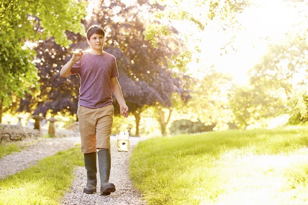 Ragazzo camminando lungo il sentiero — Foto Stock