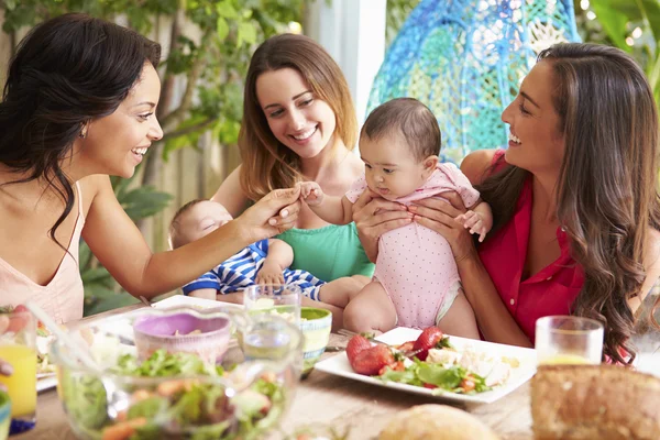 Moeders met baby's genieten van maaltijd — Stockfoto