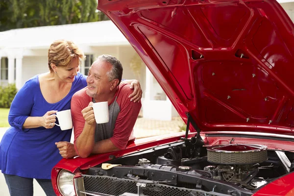 Äldre par med restaurerade bil — Stockfoto