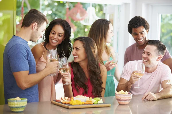 Vrienden genieten van drankjes partij — Stockfoto