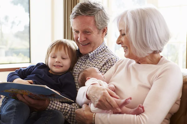 Grandparents With Grandson And Newborn — Stock Photo, Image