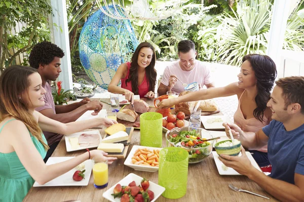 Amigos disfrutando de la comida —  Fotos de Stock