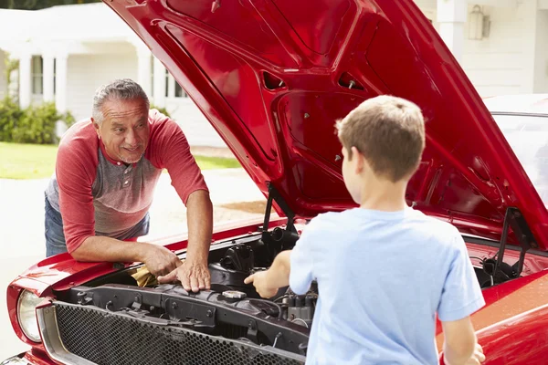 Farfar och sonson arbetar på bil — Stockfoto