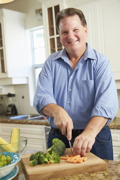 Homme en surpoids Préparation des légumes — Photo