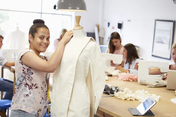 Étudiants étudiant la mode et le design — Photo