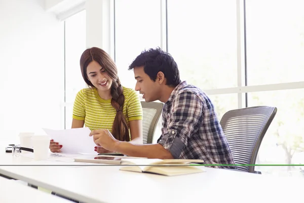 Due creativi che lavorano — Foto Stock