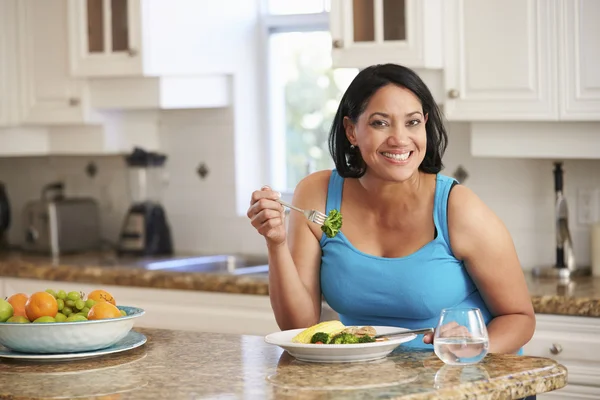 Mujer con sobrepeso comiendo comida saludable —  Fotos de Stock