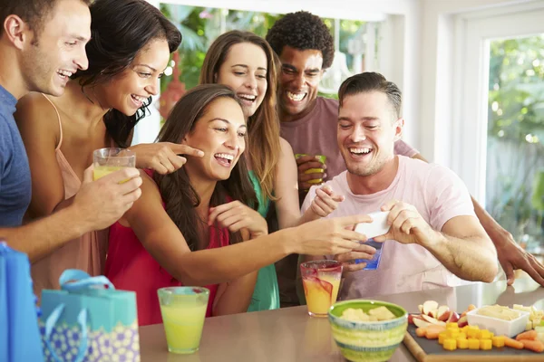 Amigos tomando selfie — Foto de Stock