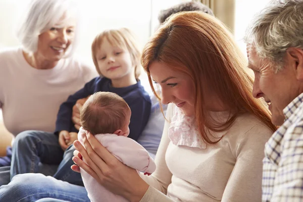 Multi Generation familj sitter på soffan — Stockfoto