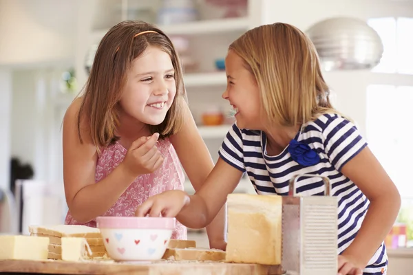 Mädchen essen Zutaten für Toast — Stockfoto