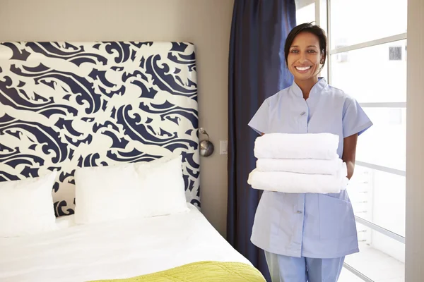 Maid städa hotellrum — Stockfoto