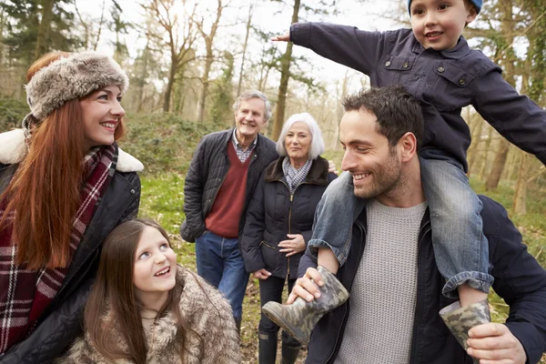 Familia de varias generaciones a pie —  Fotos de Stock