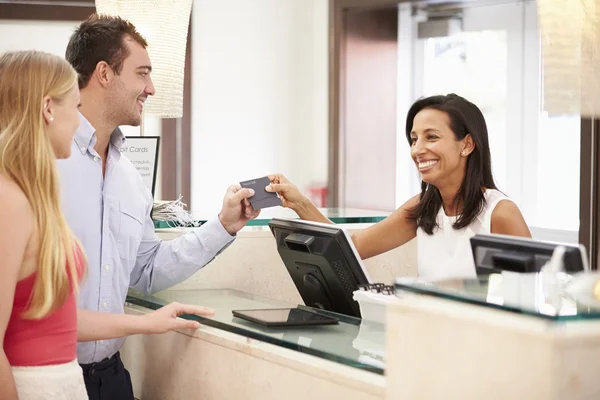 Casal de check-in no hotel — Fotografia de Stock