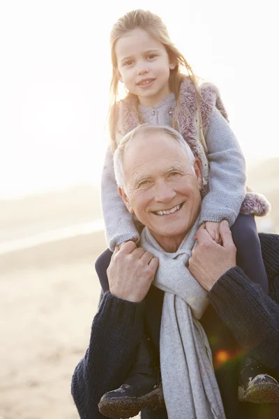 Grootvader en kleindochter op strand — Stockfoto