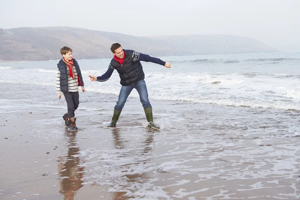 Father And Son  Throwing Stones — Stock Photo, Image