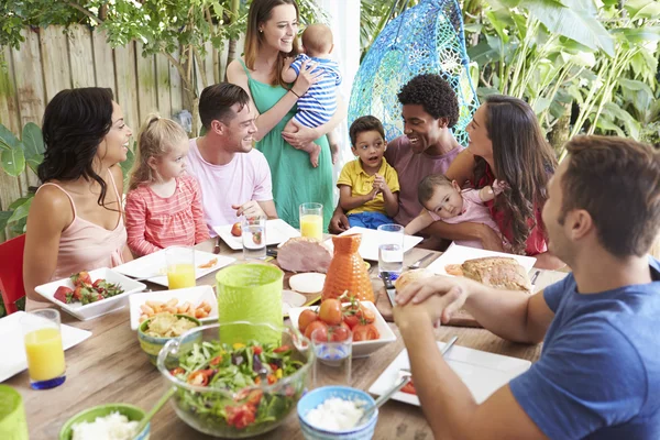 Famílias desfrutando de refeições ao ar livre — Fotografia de Stock
