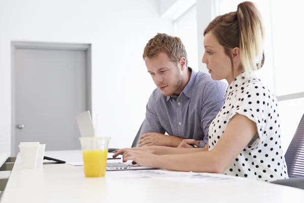 Uomo e donna che lavorano — Foto Stock