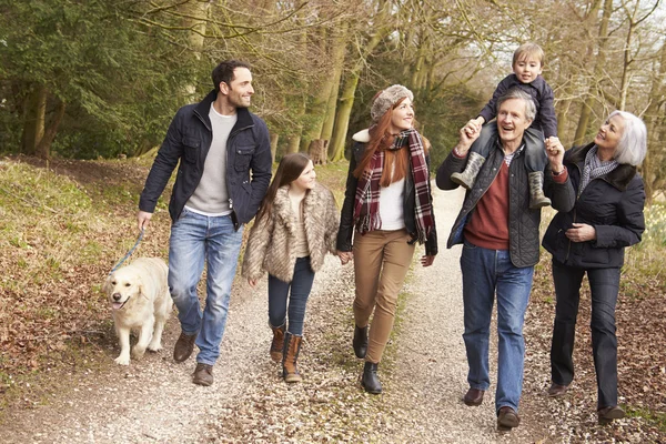 Multi Generation familj på promenad — Stockfoto