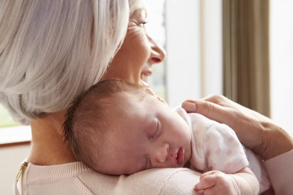 Großmutter hält schlafendes Neugeborenes — Stockfoto