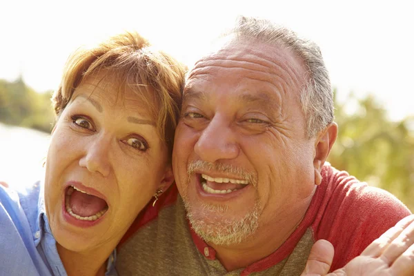 Couple aîné dans le jardin — Photo