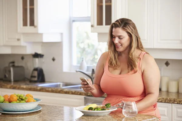 Överviktig kvinna äta hälsosam måltid — Stockfoto